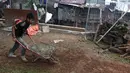 Pekerja Dinas Sumber Daya Air Jaksel memperbaiki turap di tepi Ruang Publik Terpadu Ramah Anak (RPTRA) Tiga Durian, Jakarta, Kamis, (22/2). Perbaikan dilakukan usai longsor pekan lalu, Kamis (15/2). (Liputan6.com/Immanuel Antonius)