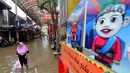Warga melintas di kawasan pertokoan Pasar Baru, Jakarta, Kamis (2/1/2020). Pasca banjir yang melanda sejumlah titik di Jakarta pada Rabu (1/1), aktivitas perniagaan di kawasan Pasar Baru masih terlihat sepi dan sebagian toko masih tutup. (Liputan6.com/Helmi Fithriansyah)