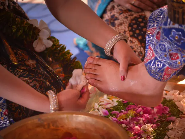 Makna Prosesi Wijikan Mencuci Kaki Suami Dalam Pernikahan Adat Jawa Lifestyle Fimela Com