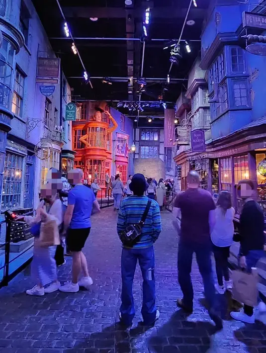 Terakhir adalah foto Jimin yang berdiri di sedang berdiri keramaian para pengunjung Warner Bros Studio Tour London - The Making of Harry Potter. (Foto: Instagram/ j.m)