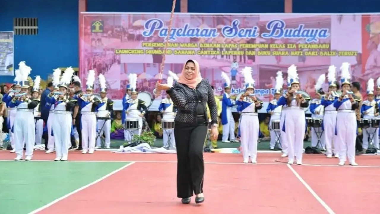 Istri Gubernur Riau, Misnarni Syamsuar, menjadi mayoret bagi drumband Lapas Perempuan Pekanbaru.