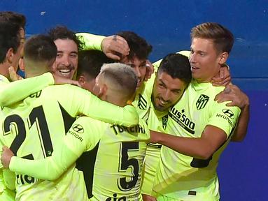 Selebrasi pemain Atletico Madrid usai meraih kemenangan 2-1 atas Eibar pada laga pekan ke-19 La Liga di Estadio Municipal de Ipurua, Jumat (23/1/2021). Atletico Madrid meraih kemenangan 2-1 atas Eibar. (Foto: AFP/Ander Gillenea)