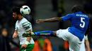 Duel antara pemain Irlandia dan Italia pada laga Grup E Piala Eropa 2016 di Stade Pierre Mauroy, Lille, Kamis (23/6/2016) dini hari WIB. (AFP/Philippe Lopez)