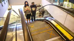 Stiker tanda jaga jarak di Mal Central Park, Jakarta, Rabu (3/6/2020). Selain menerapkan protokol kesehatan ketat, sejumlah pusat perbelanjaan juga menyediakan fasilitas pendukung 'physical distancing' sebagai persiapan operasional di era normal baru. (Liputan6.com/Faizal Fanani)
