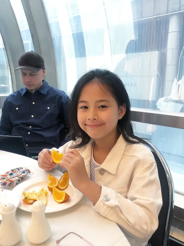 6 Potret Kebersamaan Pierre Roland 'Gerhana' dan Sang Putri yang Idap Diabetes
