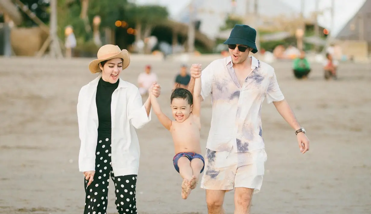 Kseruan Rifky Balweel, Biby Alraen bermain bersama anak mereka, Kazeem. (Foto: Instagram/ bibyalraen13)