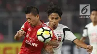 Bek Persija, Ismed Sofyan (kiri) berebut bola dengan pemain Madura United, Andik Rendika Rama pada lanjutan Go-Jek Liga 1 Indonesia 2018 bersama Bukalapak di Stadion GBK Jakarta, Sabtu (12/5). Persija kalah 0-2. (Liputan6.com/Helmi Fithriansyah)