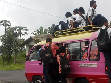 Citizen6, Magelang: Penumpang yang didominasi siswa sekolah tampak nyaman menikmati fasilitas angkutan walaupun sangat beresiko. (Pengirim: Masyully)