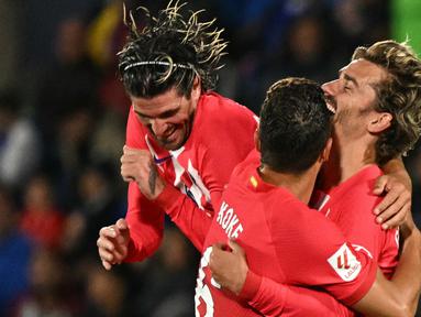 Penyerang Atletico Madrid, Antoine Griezmann (kanan) merayakan gol kedua timnya saat pertandingan sepak bola Liga Spanyol melawan Getafe CF di stadion Coliseum Alfonso Perez, Getafe, 15 Mei 2024. (JAVIER SORIANO/AFP)