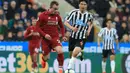 Gelandang Liverpool, Xherdan Shaqiri, berusaha melewati gelandang Newcastle, Ki Sung Yeung, pada laga Premier League di Stadion St James Park, Newcastle, Sabtu (5/5). Newcastle kalah 2-3 dari Liverpool. (AFP/Lindsey Parnaby)