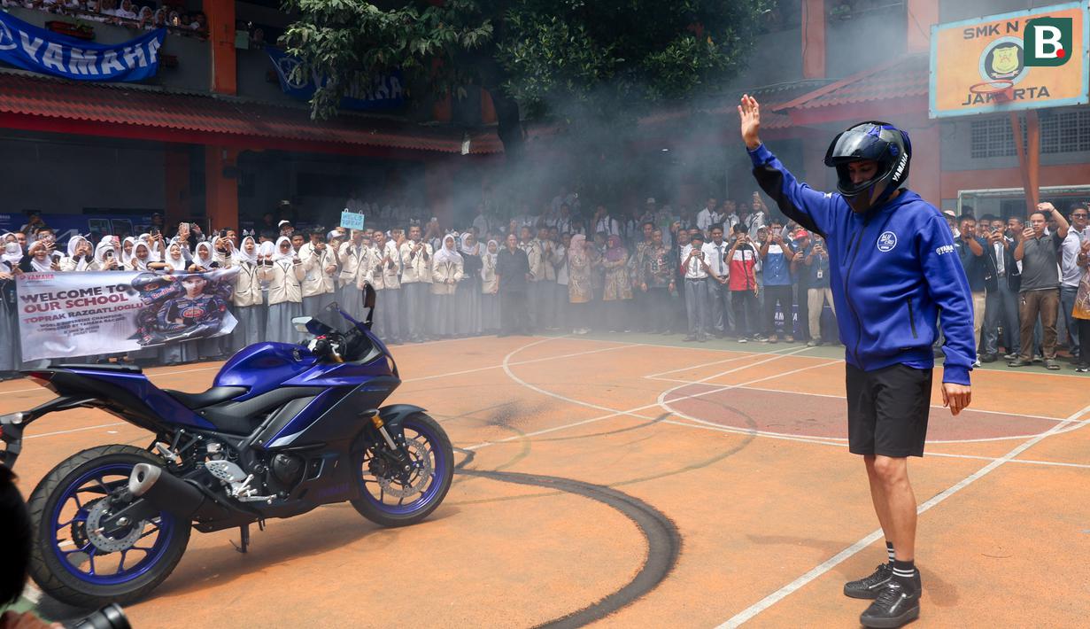 Toprak Razgatlioglu kembali hadir di Indonesia dengan status sebagai pebalap MotoGP setelah meninggalkan Superbike. Dia kini membela tim Prima Pramac Yamaha dan bakal membalap di MotoGP 2026 dengan status rookie. (Bola.com/M Iqbal Ichsan)