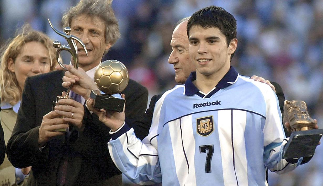 Pemain Argentina, Javier Saviola (kanan) dan pelatih Jose Pekerman merayakan keberhasilan Argentina menjuarai Piala Dunia Remaja 2001 setelah mengalahkan Ghana pada laga final di Buenos Aires, Argentina (8/7/2001). Javier Saviola sukses meraih gelar pemain terbaik dan top skor secara bersamaan pada Piala Dunia U-20 edisi 2001 di Argentina. Sebagai top skor, ia mampu mencetak 11 gol sepanjang turnamen dan berhasil membawa Argentina menjadi juara. (AFP/Miguel Mendez)