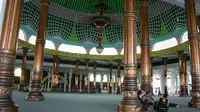 Masjid Al-Falah atau Masjid Seribu Tiang adalah masjid paling bersejarah sekaligus terbesar di Provinsi Jambi. (B Santoso/Liputan6.com)
