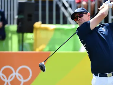 Pegolf Inggris, Justin Rose berkompetisi pada nomor perseorangan putra cabang golf di Olimpiade 2016, Rio de Janeiro, Kamis (11/8). Rose membuat kejutan dengan mencetak hole-in-one pertama sepanjang sejarah golf Olimpiade. (Emmanuel Dunand/AFP)