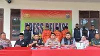 Konferensi pers pengungkapan pencabulan anak oleh ketua geng motor di Kecamatan Mandau, Kabupaten Bengkalis. (Liputan6.com/M Syukur)