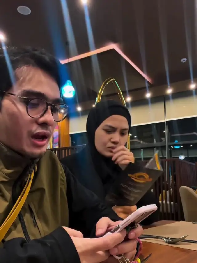 Momen Ricky Harun Kesal Lihat Istri Pegang Menu Tapi Gak Pesen (credit: instagram/rickyharun)