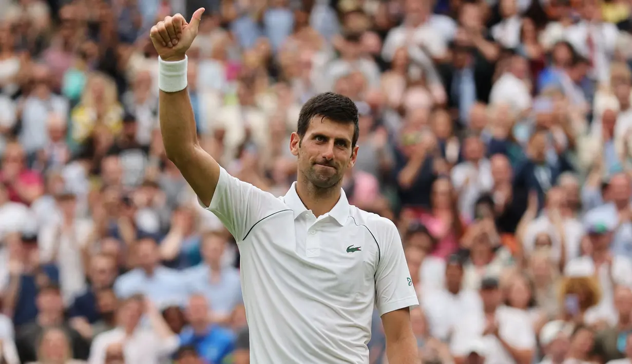 Petenis asal Serbia, Novak Djokovic sukses memetik kemenangan pada laga perdananya di turnamen tenis Wimbledon 2022 saat menghadapi petenis asal Korea Selatan, Kwon Soon-woo, Senin (27/06/2022) waktu setempat. (AFP/Adrian Dennis)