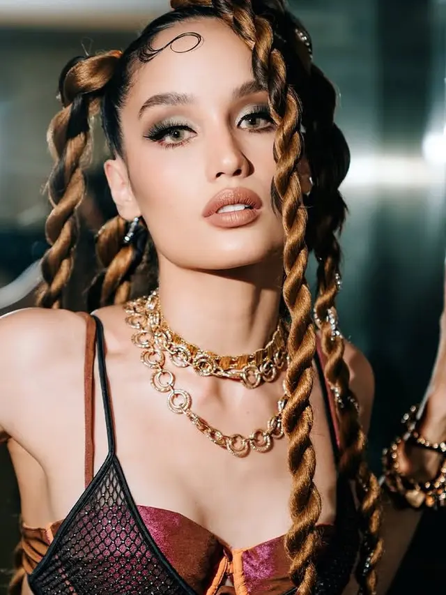 Gaya Cinta Laura saat manggung di DWP 2024. [@claurakiehl]