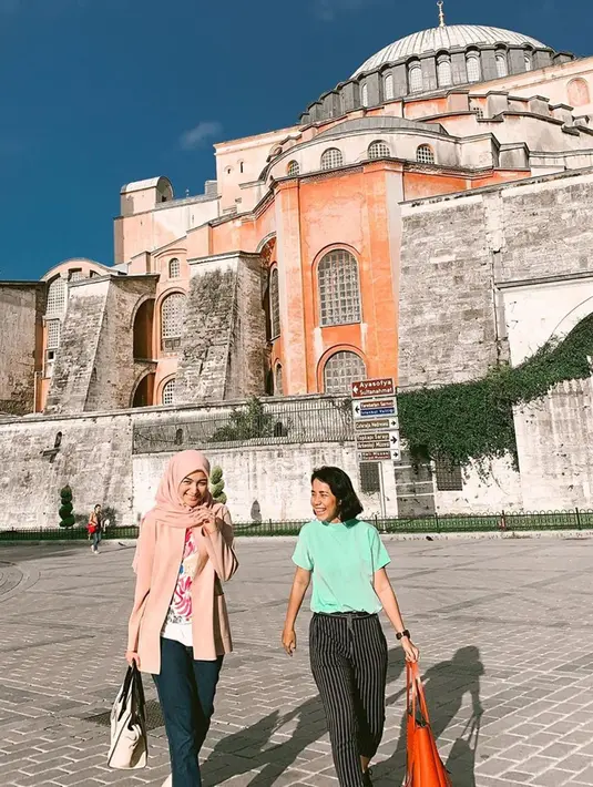 Sebelum momen lamaran ini berlangsung. Beberapa waktu sebelumnya, Citra Kirana sendiri liburan ke luar negeri. Ia bersama sahabat dan kerabatnya liburan ke Turki untuk kunjungi tempat mempesona, seperti Hagia Sophia. 
(Liputan6.com/IG/@citraciki)
