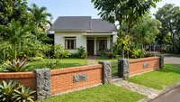 8 Inspirasi Pagar Batu Bata Rendah yang Membuat Halaman Terlihat Lebih Luas