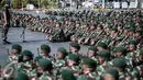 Pangkostrad Letjen Edy Rahmayadi memberikan pengarahan kepada pasukan TNI di Kolinamil TNI AL, Jakarta, Senin (9/5/2016). Sebanyak 450 tentara diberangkatkan untuk menjalankan misi pengamanan daerah perbatasan Indonesia-Papua Nugini.