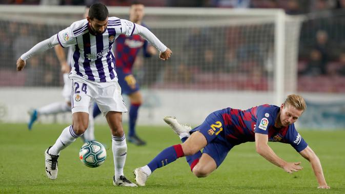 Pemain Real Valladolid Joaquin Fernandez berebut bola dengan gelandang Barcelona, Frenkie de Jong pada pertandingan pekan ke-11 La Liga di Camp Nou, Selasa (29/10/2019). Barcelona sukses merebut puncak klasemen La Liga pekan ini setelah menang telak 5-1 atas Valladolid. (AP/Joan Monfort)