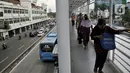 Pejalan kaki berjalan di JPO Halte Harmoni, Jakarta, Selasa (16/6/2020). PT Transjakarta mencatat sejak penerapan Pembatasan Sosial Berskala Besar (PSBB) Transisi, pengguna bus Transjakarta naik 22 persen dibandingkan saat PSBB. (merdeka.com/Iqbal Nugroho)