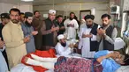 Wakil ketua Majelis Tinggi Parlemen Pakistan, Maulana Abdul Ghafoor Haideri (tengah) mendoakan seorang korban ledakan bom bunuh diri di sebuah rumah sakit pemerintah di Quetta, Selasa (16/5). (AFP FOTO / BANARAS KHAN)