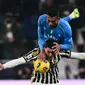 Pemain Juventus, Dusan Vlahovic (bawah), berebut bola dengan pemain Napoli, Juan Jesus, dalam pertandingan pekan ke-15 Liga Italia 2023/2024 yang berlangsung di Allianz Stadium, Sabtu (9/12/2023) dini hari WIB. (AFP/Marco Bertorello)
