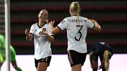 Maria Thorisdottir (kanan) dan Jackie Groenen merayakan gol semata wayang Manchester United yang dicetak oleh Katie Zelem. (AFP/Valentine Chapuis)