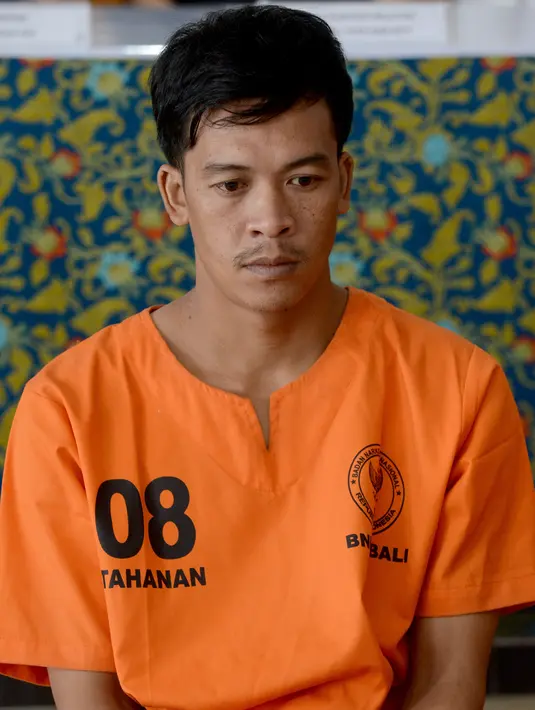 Warga Thailand tersangka penyelundup sabu-sabu, Prakob Seetasang dalam konferensi pers di Kantor Bea Cukai Ngurah Rai, Denpasar, Senin (27/5/2019). Dua warga Thailand ditangkap setelah mencoba menyelundupkan 989,66 gram sabu-sabu dalam 100 butir kapsul dengan cara ditelan. (SONNY TUMBELAKA/AFP)
