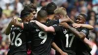 Para pemain Manchester City merayakan gol yang dicetak Raheem Sterling ke gawang West Ham pada laga Premier League di Stadion London, London, Sabtu (10/8). West Ham kalah 0-5 dari City. (AFP/Ian Kington)