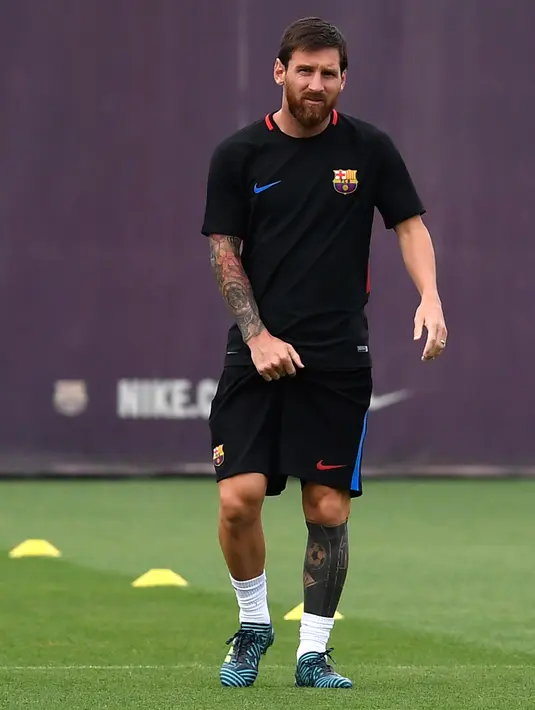 Lionel Messi saat mengikuti sesi latihan jelang menghadapi Real Madrid di leg kedua Piala Super Spanyol 2017 di Pusat Olahraga FC Barcelona Joan Gamper di Sant Joan Despi, (15/8). Di leg pertama Barcelona tumbang 3-1 di Camp Nou. (AFP Photo/Lluis Gene)