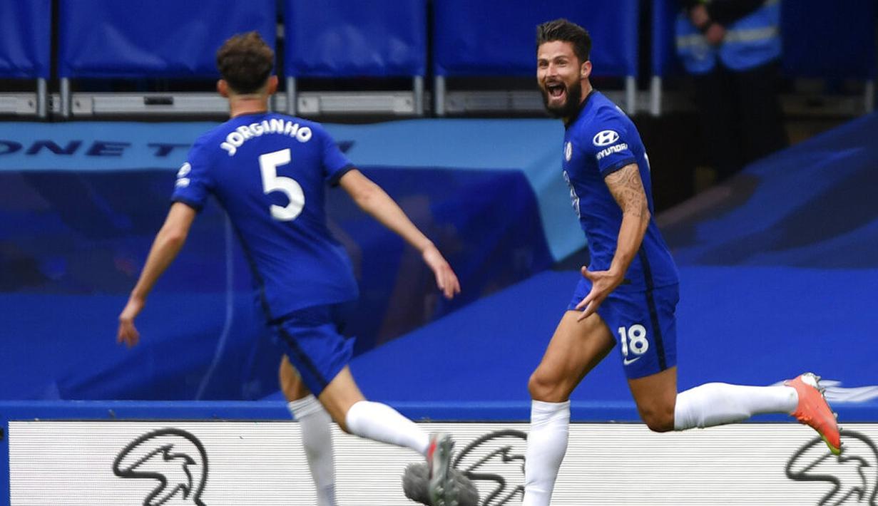 Striker Chelsea, Olivier Giroud, merayakan gol ke gawang Wolverhampton Wanderers pada laga Premier League di Stadion Stamford Bridge, Minggu (26/7/2020). Chelsea menang dengan skor 2-0. (Mike Hewitt/Pool via AP)