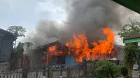 Tiga rumah warga di Jalan Yuka RT 38 Kelurahan Sepinggan, Balikpapan Selatan terbakar.