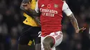 Pemain Wolverhampton Wanderers Tote Gomes (kiri) berebut bola dengan pemain Arsenal Gabriel Jesus (kanan) pada pertandingan sepak bola Liga Inggris di Stadion Molineux, Wolverhampton, Inggris, 12 November 2022. Arsenal menang 2-0. (Oli SCARFF/AFP)