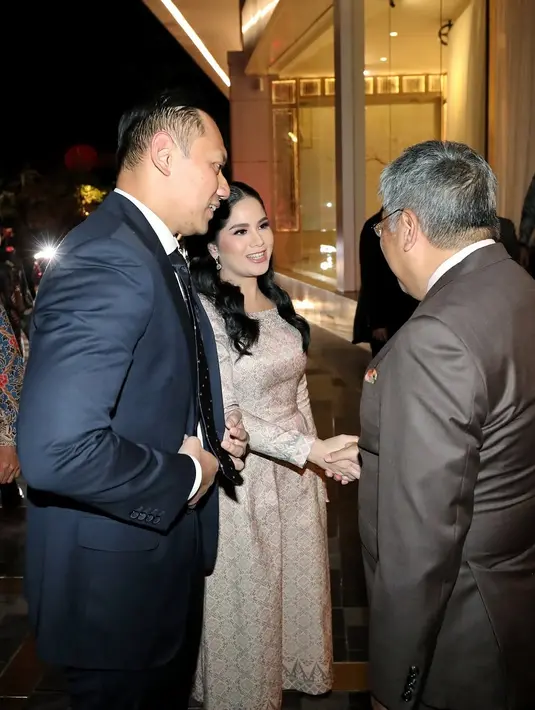 Ia nampak kenakan dress terusan panjang dengan siluet A-line warna gold berdetail beads pada neckline [@agusyudhoyono]