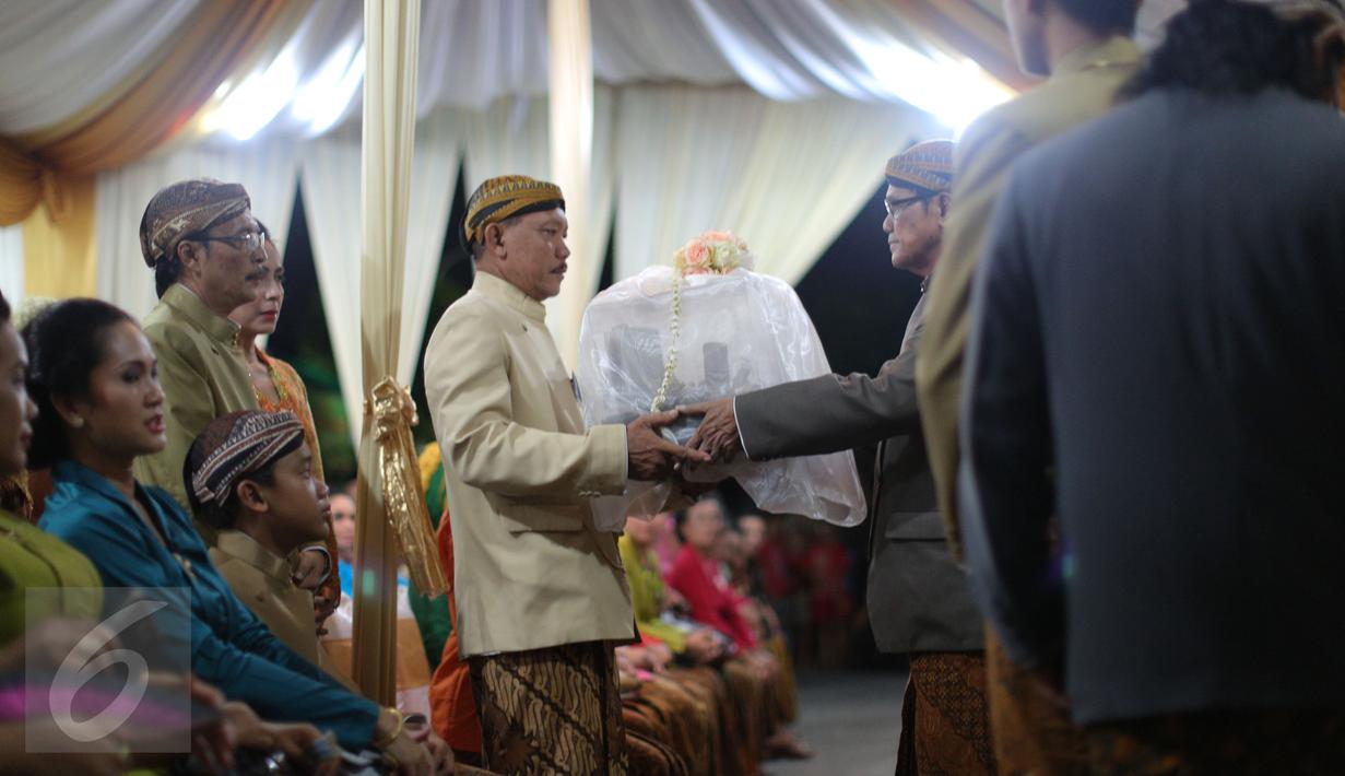 Prosesi Midodareni Gibran Rakabuming putra sulung Presiden Joko Widodo di kediaman calon mempelai wanita, Selvi Ananda Putri, Solo, Rabu (10/6/2015). (Liputan6.com/Faizal Fanani) 