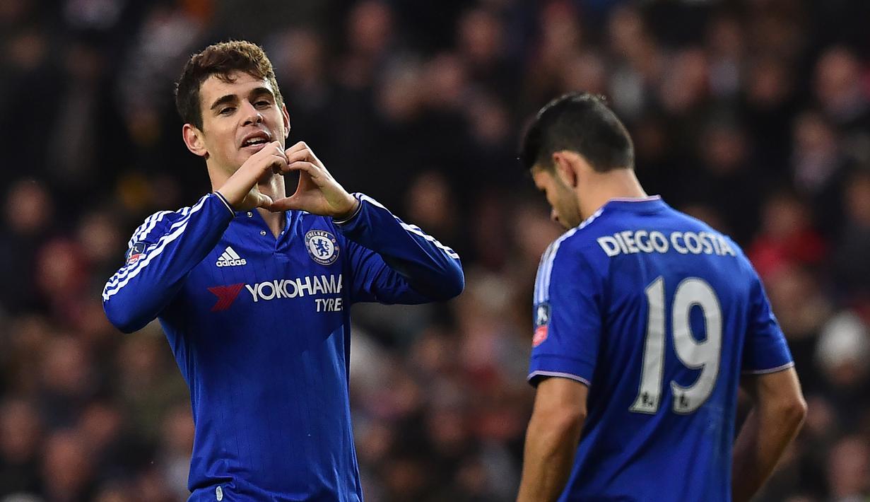 Gelandang Chelsea, Oscar, merayakan gol yang dicetaknya ke gawang MK Dons pada laga Piala FA di Stadion MK, Inggris, Minggu (31/1/2016). The Blues berhasil menang 5-1. (AFP/Ben Stansall)