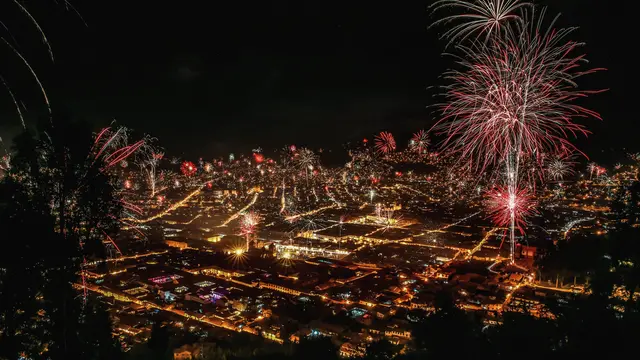 Contoh ilustrasi kemeriahan tahun baru