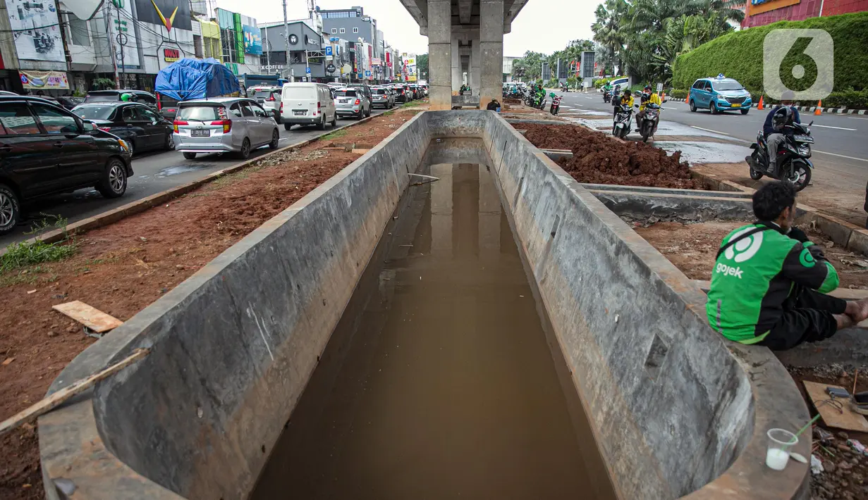 Suasana proyek pembangunan kolam olakan air di Kelapa Gading, Jakarta, Minggu (31/1/2021). Pemprov DKI Jakarta melalui Dinas Sumber Daya Air terus melakukan upaya untuk mengendalikan dampak musim hujan, salah satunya dengan membuat kolam olakan air secara bertahap. (Liputan6.com/Faizal Fanani)