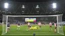 Pemain West Ham United Issa Diop (kanan) mencetak gol ke gawang Sheffield United pada pertandingan Liga Inggris di London Stadium, London, Inggris, Senin (15/2/2021). West Ham United menang 3-0. (Glyn Kirk/Pool via AP)