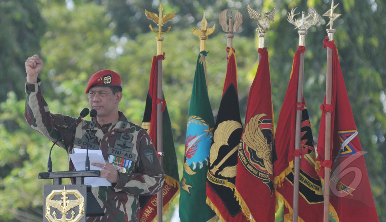 Komandan Jenderal (Danjen) Kopassus Mayjen TNI Doni Monardo berpidato saat acara syukuran HUT ke-63 Kopassus di Cijantung, Jakarta, Rabu (29/4/2015). Kopassus berharap bisa menjalin silaturahmi dengan berbagai pihak. (Liputan6.com/Herman Zakharia)