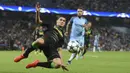 Bek Borussia M'Gladbach, Andreas Christensen, membuang bola dari jangkauan pemain Manchester City. Kekalahan ini membuat Gladbach berada pada posisi ketiga klasemen Grup C. (AFP/Paul Ellis) 
