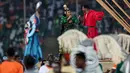 Penampilan penyanyi Nigeria, Yemi Alade (kiri) dan penyanyi Mesir, Mohamed Ramadan saat pesta pembukaan Piala Afrika 2023 yang berlangsung di Stadion Alassane Ouattara Olympic, Abidjan, Pantai Gading, Minggu (14/01/2024) dini hari WIB. (AFP/Franck Fife)