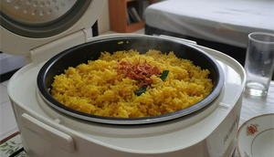 Nasi Kuning Rice Cooker (Foto: AI)