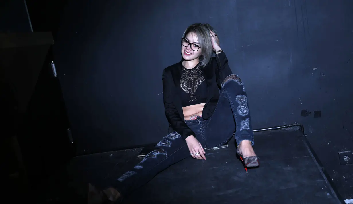 Nikita Mirzani membiarkan payudaranya dipegang oleh dua orang pria tersebut. Hal ini guna membuktikan bahwa payudaranya memang asli. Lantas, apa jawaban Nikita mengenai video tersebut. (Nurwahyunan/Bintang.com)