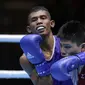 Petinju Indonesia, Mario Blasius Kali (kiri) saat melawan petinju asal Jepang, Tomoya Tsuboi pada semifinal Test Event Asian Games 2018 kelas terbang ringan di Kemayoran, Jakarta (14/2/2018). Mario menang dengan skor 3-2. (Bola.com/Nick Hanoatubun)