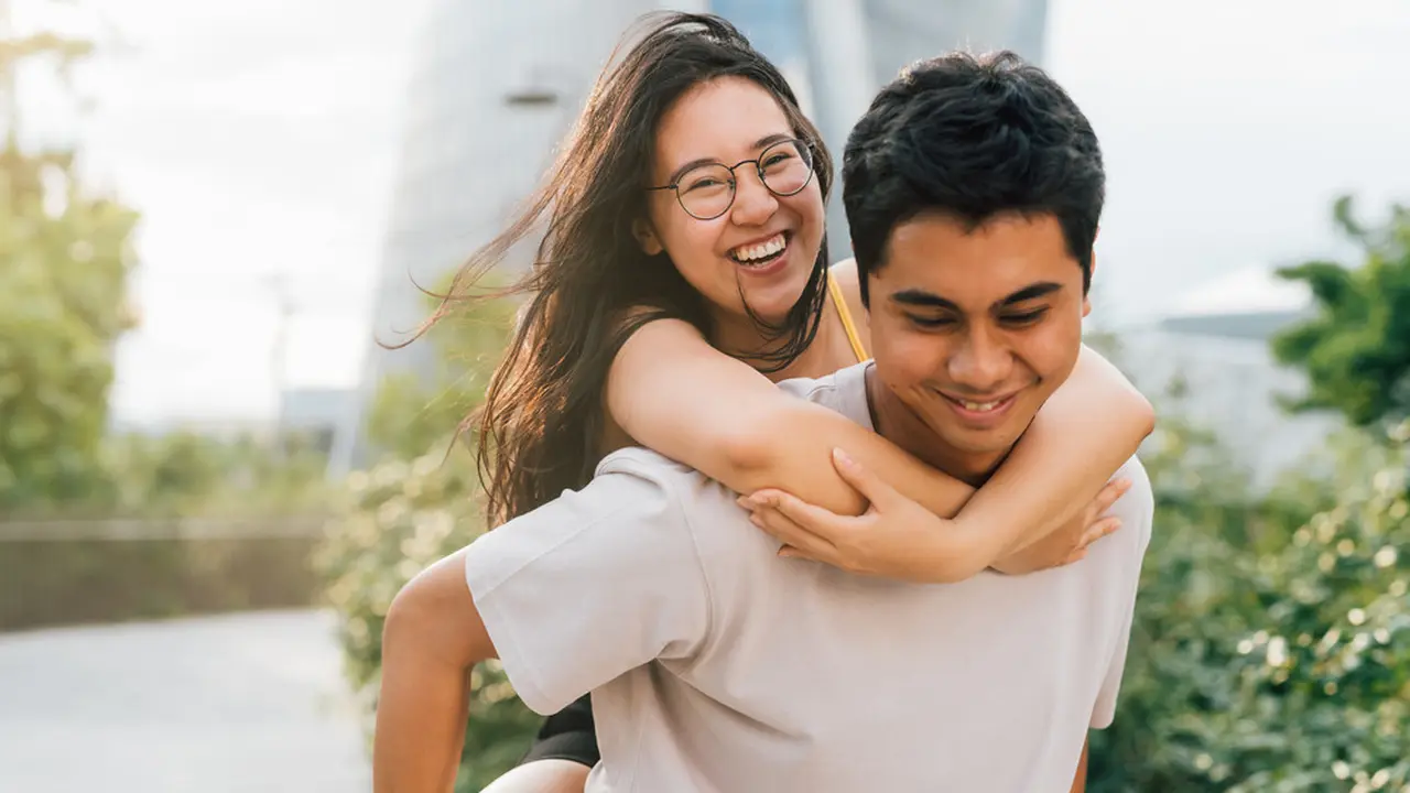 pasangan bahagia romantis