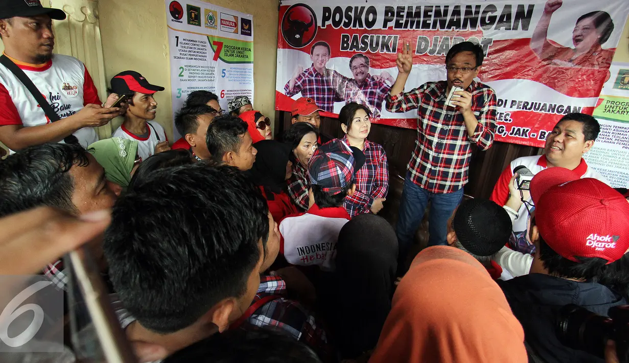 Djarot Saiful Hidayat memaparkan program kerjanya saat melakukan blusukan di Cengkareng Timur, Jakarta Barat, Rabu (18/1). Dalam kesempatan tersebut, banyak warga yang antusias bertemu dengannya. (Liputan6.com)